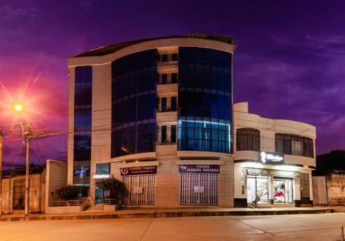 un edificio en una calle con un cielo púrpura en HOTEL BAMBOO, en Satipo
