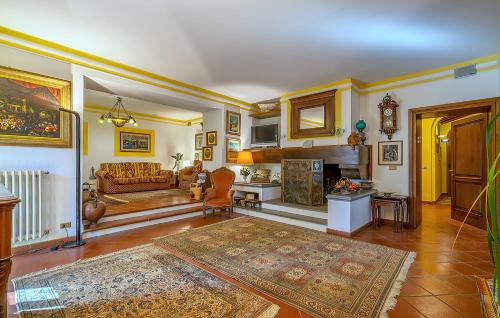 a living room with a couch and a table at Tuscany Villa Gorello. Villa in Toscana. Jacuzzi con tetto in cristallo,piscina in Arezzo