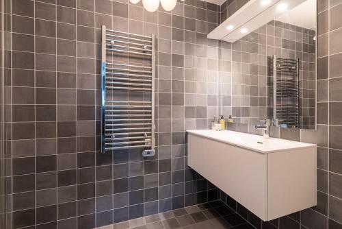 une salle de bain avec un lavabo blanc et un miroir dans l'établissement Appartement T2 à l'Arbre Blanc, à Montpellier