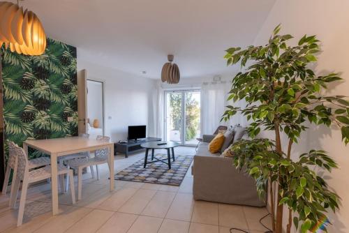 un salon avec une table et un canapé dans l'établissement Appartement T2 à l'Arbre Blanc, à Montpellier
