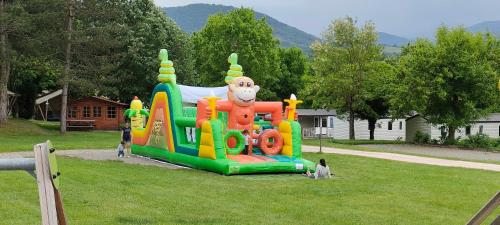 une aire de jeux gonflable colorée dans un parc dans l'établissement Camping Parc d'Audinac Les Bains, à Saint-Girons