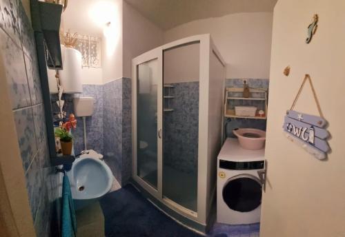 uma casa de banho com um lavatório, um WC e um chuveiro em Apartman Marin - Viganj em Viganj