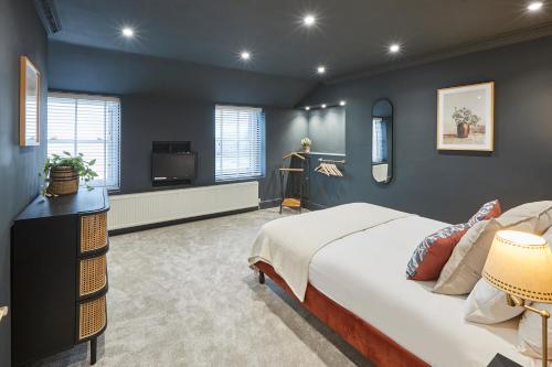 1 dormitorio con 1 cama y TV. en Queenscliffe en Scarborough