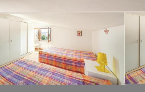 カステルサルドにあるCris E Noemiのベッドルーム(ベッド2台、黄色のランプ付)