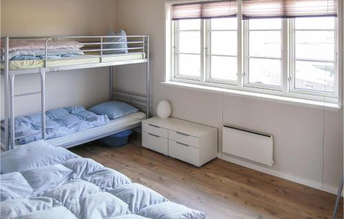 Skovbyにある3 Bedroom Beautiful Home In Sydalsのベッドルーム1室(二段ベッド2台、窓付)が備わります。