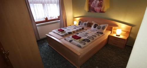1 dormitorio con 1 cama grande con almohadas en Ferienwohnungen Christel, en Wernigerode