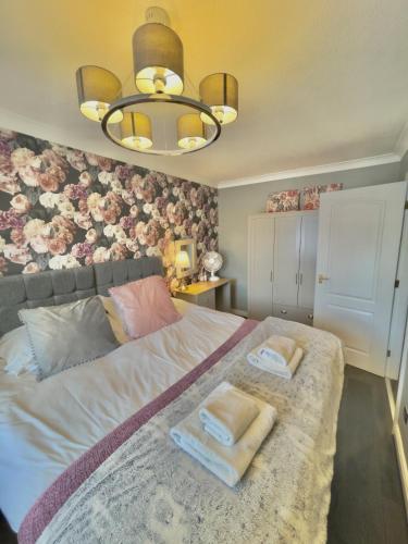 een slaapkamer met een bed met twee handdoeken erop bij Monkbridge Mews Apartment in York