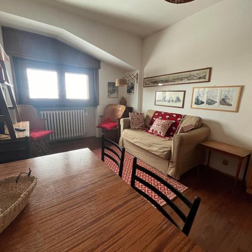 - un salon avec un canapé et une table dans l'établissement appartamento Cervinia fronte Funivie CIR 0480, à Breuil-Cervinia