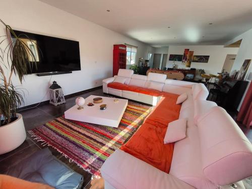 Photo de la galerie de l'établissement Villa jusqu'à 8 personnes Max avec piscine à 15 min des plages, à Nissan-lez-Enserune