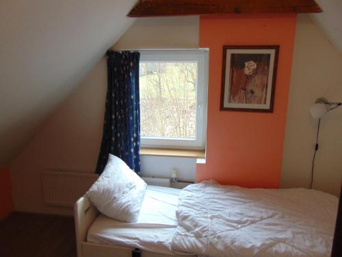 een slaapkamer met een bed en een raam bij Holiday House Vitejte doma in Lampertice