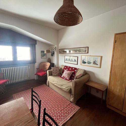 a living room with a couch and a red rug at appartamento Cervinia fronte Funivie in Breuil-Cervinia