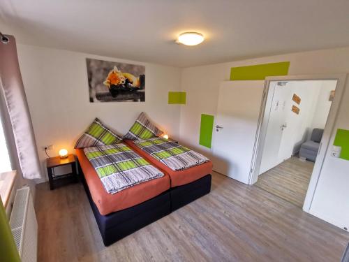 Habitación pequeña con cama y armario en Speedys Apartments am Brünnchen en Herresbach