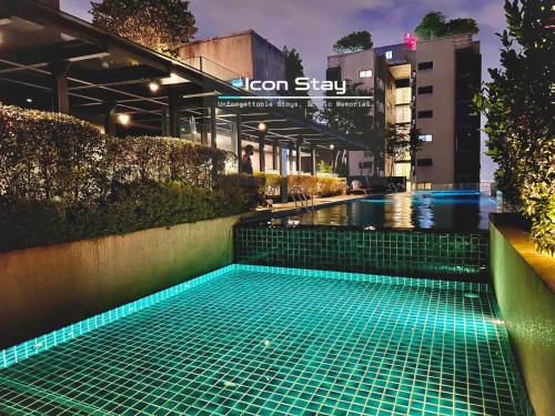 uma piscina com azulejos verdes em frente a um edifício em Takuro Homestay em Petaling Jaya