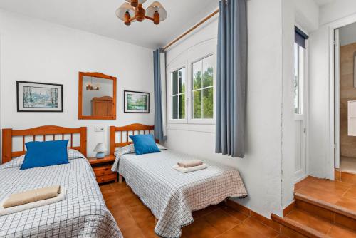 Pokój z 2 łóżkami i oknem w obiekcie Apartamento El Shacko w mieście Arenal d'en Castell