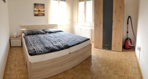 ein Schlafzimmer mit einem großen Bett in einem Zimmer in der Unterkunft Appartement Huber - TOP1 in Bruck an der Mur