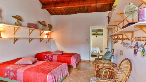 - une chambre avec 2 lits et un escalier dans l'établissement Maison vendeenne, à La Barre-de-Monts