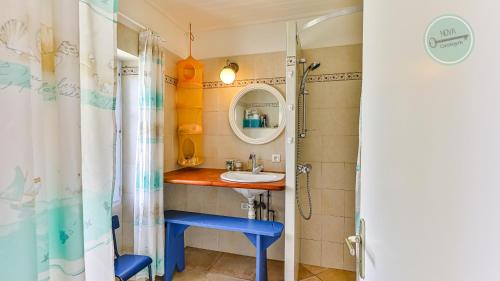 une salle de bain avec un lavabo et un miroir dans l'établissement Maison vendeenne, à La Barre-de-Monts