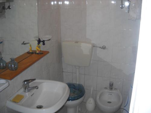 ラ・スペツィアにあるGiada Apartmentのバスルーム(洗面台、トイレ付)