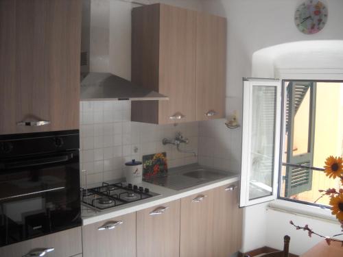 ラ・スペツィアにあるGiada Apartmentのキッチン(コンロ付) 窓際の上部オーブン