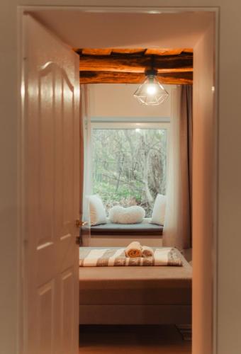 a window seat in a small room with a window seat at Somló Nordic in Somlószőlős