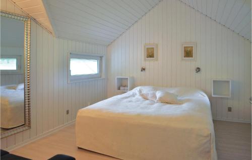 a bedroom with a large white bed in a room at Lovely Home In Spttrup With House A Panoramic View in Spottrup