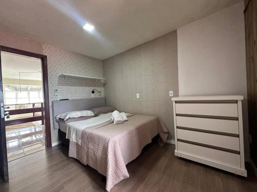 1 dormitorio con 2 camas y vestidor en Recanto da Sol, en Florianópolis