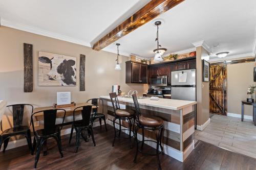 eine Küche und ein Esszimmer mit Tisch und Stühlen in der Unterkunft Free Daily Silver Dollar City Tickets & other Branson attractions! Cozy Branson Condo, Lower level, WALK-IN in Reeds Spring