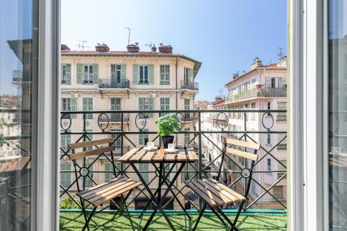 d'un balcon avec une table et une plante. dans l'établissement Studio Duplex Carré d'Or, à Nice