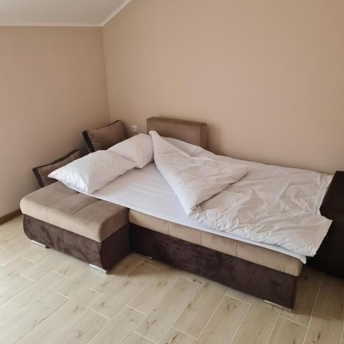 Ένα ή περισσότερα κρεβάτια σε δωμάτιο στο Apartman Dalmacija