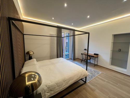 ein Schlafzimmer mit einem Himmelbett und einem Schreibtisch in der Unterkunft Luxury apartment Navigli in Mailand