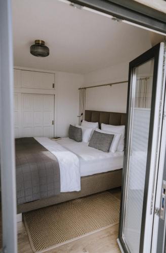 a bedroom with a large bed with white sheets at Oliveres3 in L'Ampolla