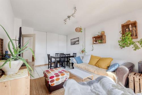 un salon avec un canapé et une table dans l'établissement Le Parnasse : T2, vue sur le Lez, tram à proximité, à Montpellier