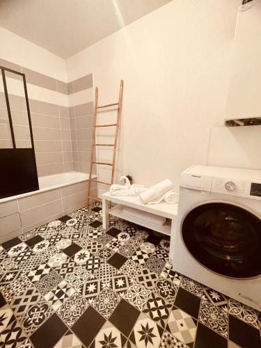 - une salle de bains pourvue d'un lave-linge et d'un sèche-linge à l'étage dans l'établissement Appartement 2 chambres cosy proche aéroport et MEETT au pied du tram, à Blagnac