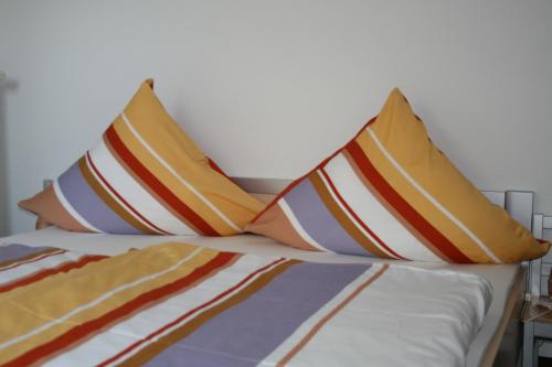 ein Bett mit drei Kissen darüber in der Unterkunft family & friends in Wernigerode