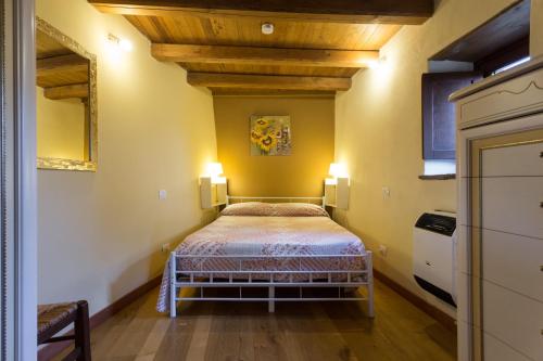 a bedroom with a bed in a room at Le Rocche Valnerina Residence in Ferentillo