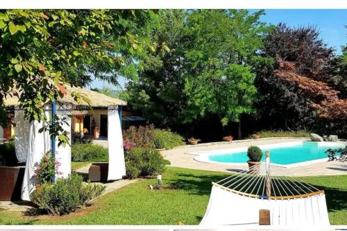 une cour avec une piscine et une maison dans l'établissement Villa Bano Piemonte Private Pool, à Melazzo