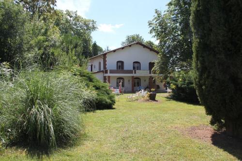 een groot huis midden in een tuin bij maison de campagne avec grand lac et park arboré 