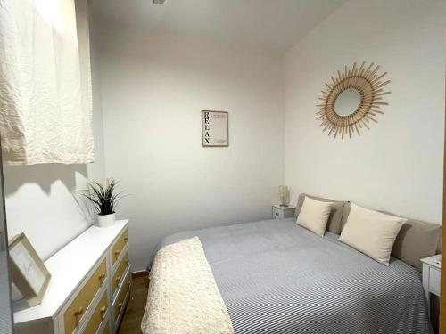 a bedroom with a bed and a mirror on the wall at Casa Luna, tu oasis en mejor barrio de Madrid in Madrid