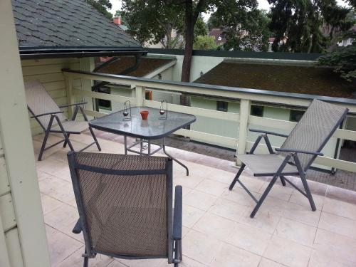 ユールマラにあるDzintarsのパティオに置かれたテーブルと椅子