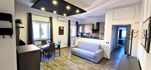 奧斯蒂亞的住宿－Il centro di Ostia (apartment)，客厅配有白色的沙发和桌子