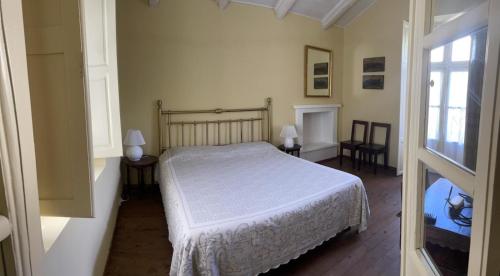 1 dormitorio con 1 cama, 2 sillas y ventana en Villa Favorita, en Bra