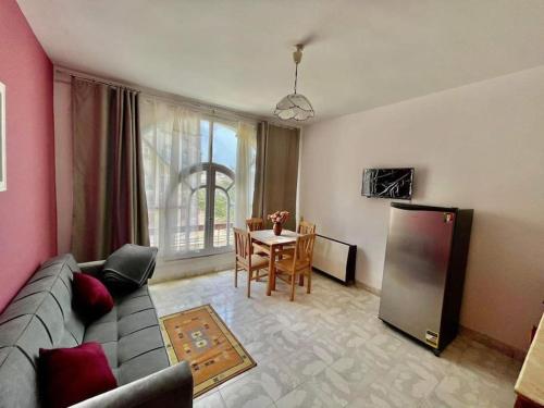 uma sala de estar com um sofá e uma mesa em Palma de Meritee villa 2 apartment 4 village veiw em Hurghada