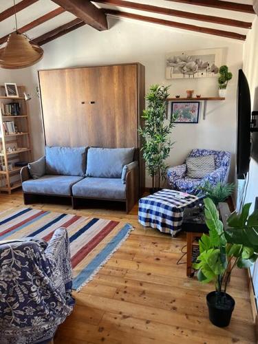 ein Wohnzimmer mit einem blauen Sofa und einem Teppich in der Unterkunft Piccolo appartamento: centrale e vicino al mare. in Livorno