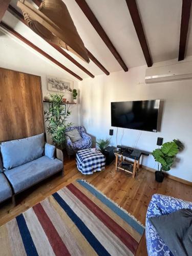 ein Wohnzimmer mit einem Sofa und einem Flachbild-TV in der Unterkunft Piccolo appartamento: centrale e vicino al mare. in Livorno