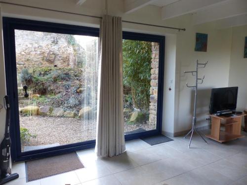 a room with a large glass door with a window at Kerouzé in Bringolo