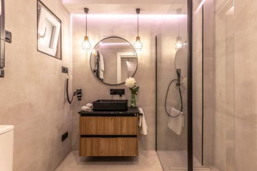 une salle de bain avec un lavabo et un miroir dans l'établissement Suite Bermeo - Loft, à Bermeo