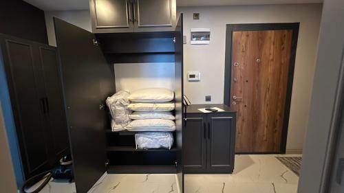 Habitación con armario con toallas y puerta. en Luxury Apartment -Es, en Sarıyer