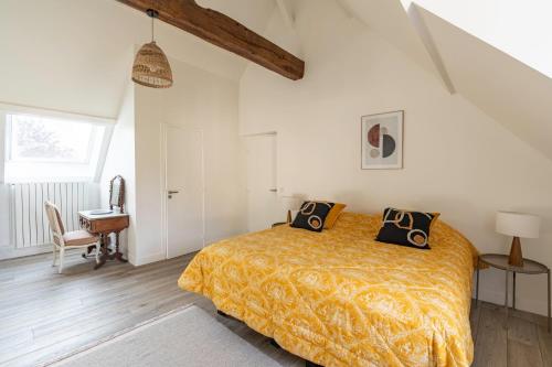 une chambre blanche avec un lit et un bureau dans l'établissement Maison Oseraie, à Beynes