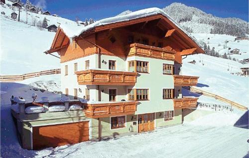 グロースアルルにあるCozy Apartment In Grossarl With House A Mountain Viewの雪の建物