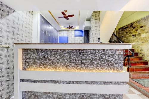 een lobby van een gebouw met een metalen muur bij OYO Sam Guest House in Chennai